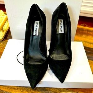 STEVE MADDEN BLACK SUEDE PUMPS SIZE 7
